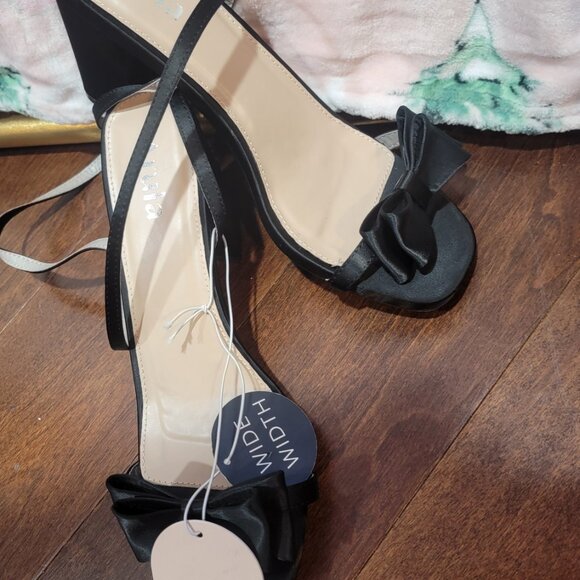 Bow heels - Picture 2 of 4